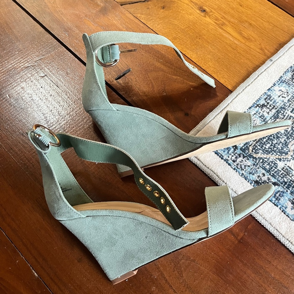 Elegant Green Wedge heels